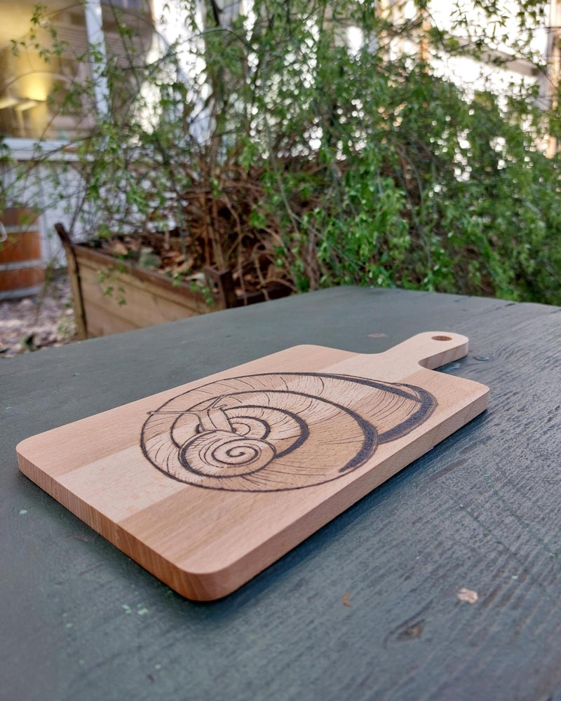 Servier-/ Schneidebrett Hain-Schnirkelschnecke