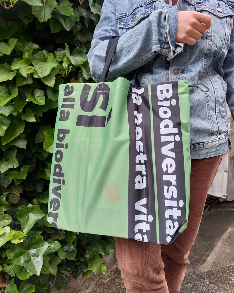Upcycling-Tasche aus Abstimmungsfahnen